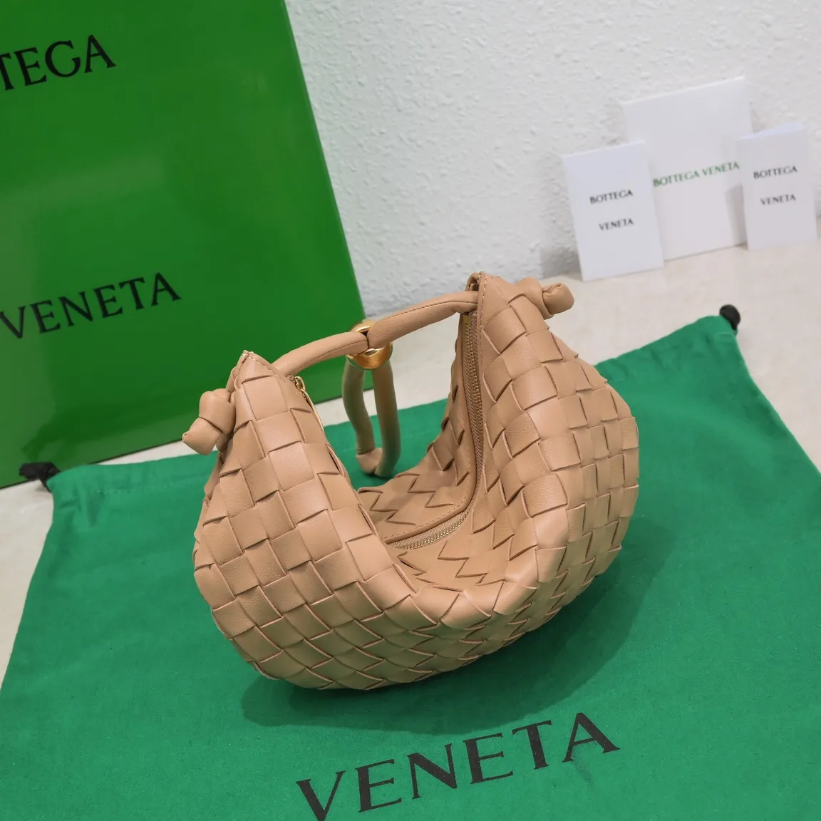 Batch 1220 BV has released new products. The small size TURN #recommended new hot style is still the classic woven logo that we can recognize at a glance. It is really a unique style that is familiar and unfamiliar! Made of sheepskin braiding, with beautiful gold beads on the shoulder straps for free adjustment. You can switch between the shoulder bag and the handbag at will. It has a concave and convex shape anytime and anywhere. It is a practical king with a unique personality. It also has the right color combination that can be sweet or salty. It is full of style. It is a beautiful summer catwalk style. Pull it out quickly. Small size: 29*3*19. Model: 6699-2#